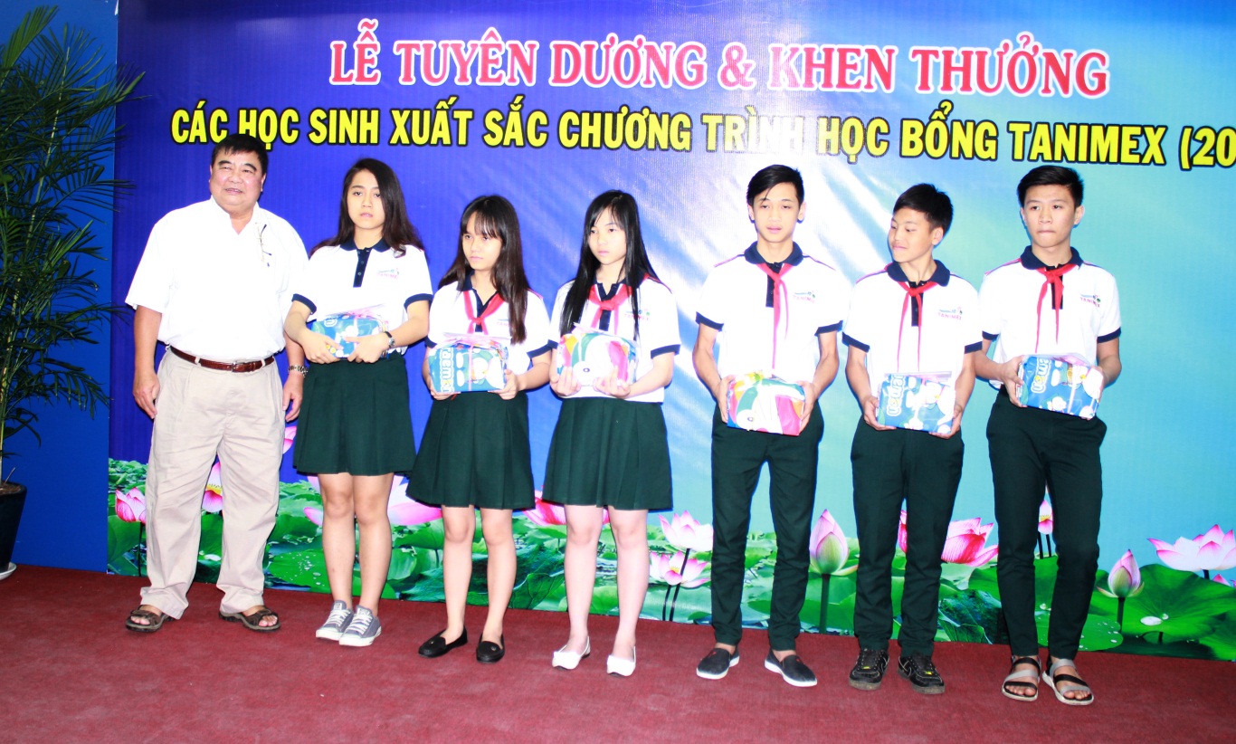 Ông Nguyễn Minh Tâm – Chủ tịch hội đồng quản trị Công ty Tanimex trao học bổng cho các em. Ông Nguyễn Minh Tâm – Chủ tịch hội đồng quản trị Công ty Tanimex trao học bổng cho các em.