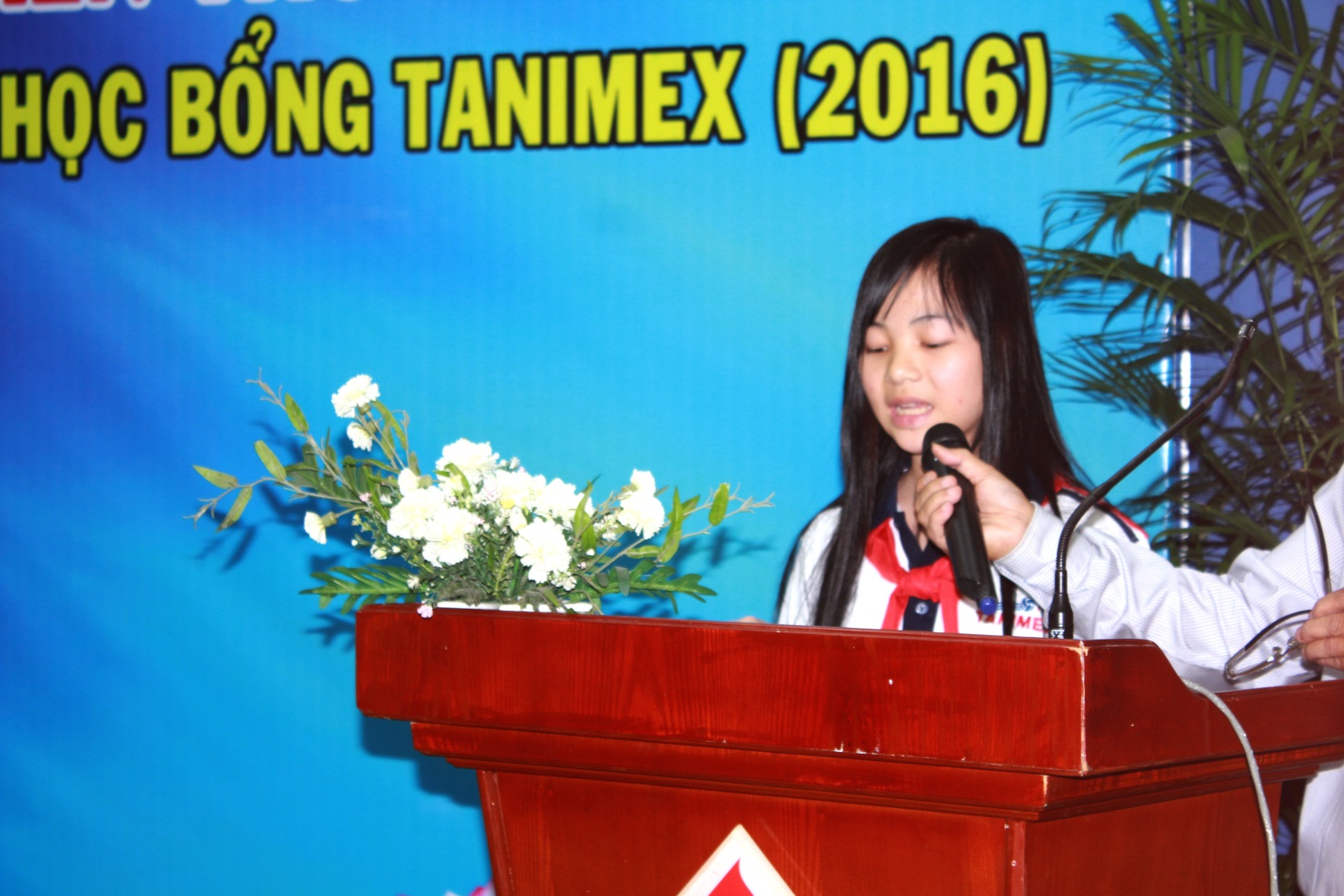 Em Hoàng Thị Vân – Đại diện cho các bạn học sinh Vừ A Dính, phát biểu cám ơn. Em Hoàng Thị Vân – Đại diện cho các bạn học sinh Vừ A Dính, phát biểu cám ơn.